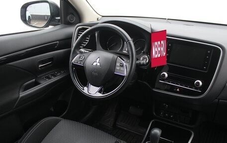 Mitsubishi Outlander III рестайлинг 3, 2020 год, 2 130 000 рублей, 14 фотография