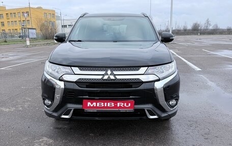 Mitsubishi Outlander III рестайлинг 3, 2021 год, 2 700 000 рублей, 1 фотография