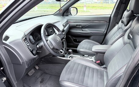 Mitsubishi Outlander III рестайлинг 3, 2021 год, 2 700 000 рублей, 5 фотография