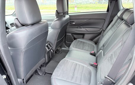 Mitsubishi Outlander III рестайлинг 3, 2021 год, 2 700 000 рублей, 6 фотография