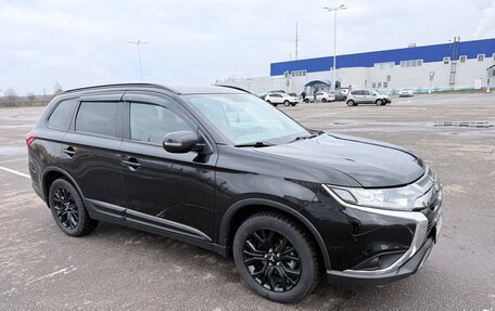 Mitsubishi Outlander III рестайлинг 3, 2021 год, 2 700 000 рублей, 2 фотография