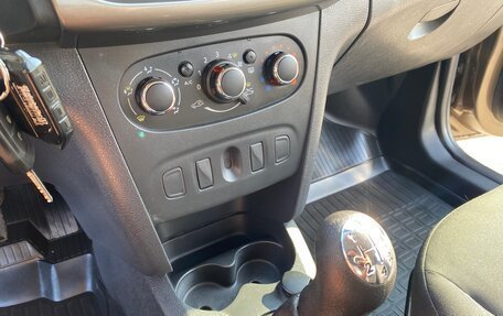 Renault Logan II, 2019 год, 1 050 000 рублей, 27 фотография