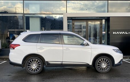 Mitsubishi Outlander III рестайлинг 3, 2018 год, 1 999 000 рублей, 4 фотография