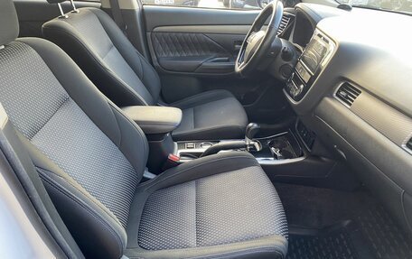 Mitsubishi Outlander III рестайлинг 3, 2018 год, 1 999 000 рублей, 9 фотография