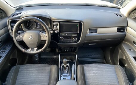 Mitsubishi Outlander III рестайлинг 3, 2018 год, 1 999 000 рублей, 10 фотография