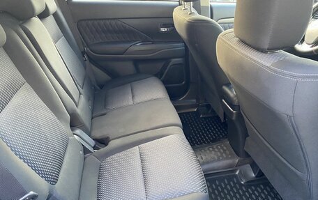 Mitsubishi Outlander III рестайлинг 3, 2018 год, 1 999 000 рублей, 11 фотография