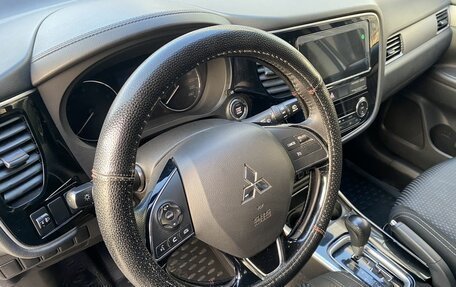 Mitsubishi Outlander III рестайлинг 3, 2018 год, 1 999 000 рублей, 14 фотография