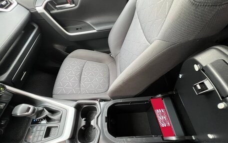 Toyota RAV4, 2019 год, 2 999 000 рублей, 10 фотография