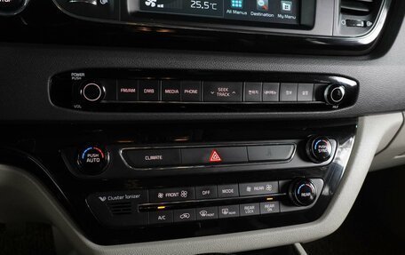 KIA Carnival III, 2016 год, 2 449 000 рублей, 16 фотография