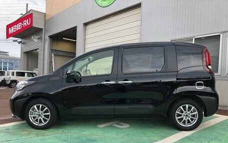 Toyota Sienta, 2023 год, 1 275 586 рублей, 3 фотография