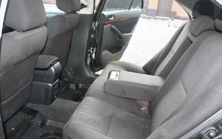 Toyota Avensis III рестайлинг, 2004 год, 595 000 рублей, 21 фотография