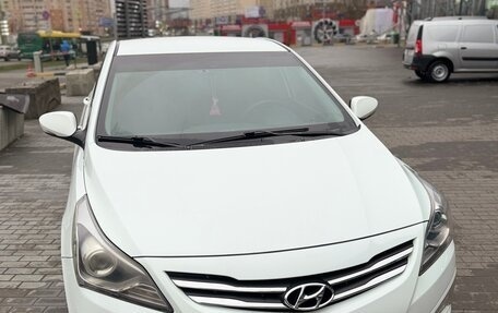 Hyundai Solaris II рестайлинг, 2015 год, 1 350 000 рублей, 2 фотография