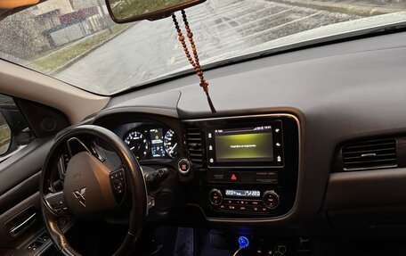 Mitsubishi Outlander III рестайлинг 3, 2017 год, 2 050 000 рублей, 12 фотография