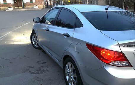 Hyundai Solaris II рестайлинг, 2011 год, 825 000 рублей, 4 фотография