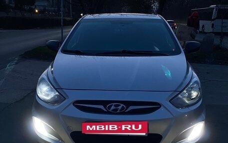 Hyundai Solaris II рестайлинг, 2011 год, 825 000 рублей, 2 фотография