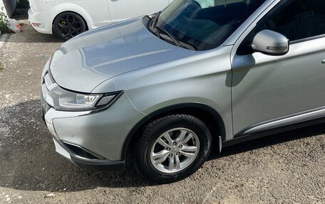 Mitsubishi Outlander III рестайлинг 3, 2016 год, 2 350 000 рублей, 10 фотография