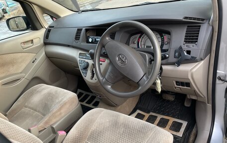 Toyota ISis I, 2004 год, 670 000 рублей, 7 фотография