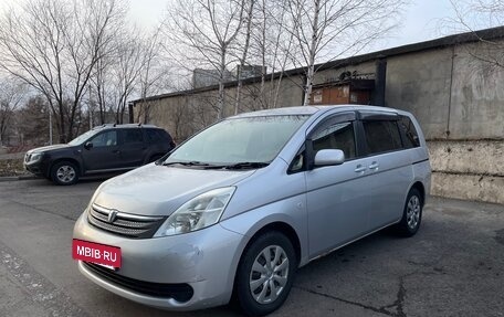 Toyota ISis I, 2004 год, 670 000 рублей, 2 фотография