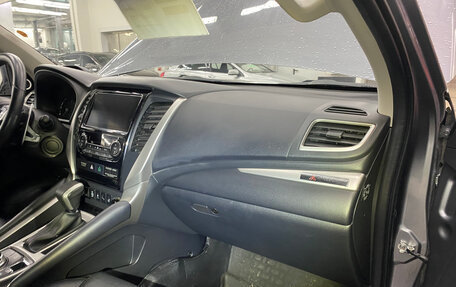 Mitsubishi Pajero Sport III рестайлинг, 2017 год, 3 099 000 рублей, 25 фотография