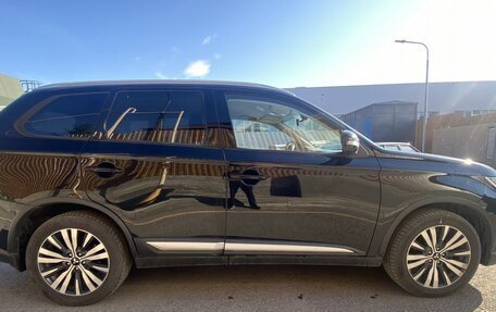 Mitsubishi Outlander III рестайлинг 3, 2019 год, 1 990 000 рублей, 7 фотография