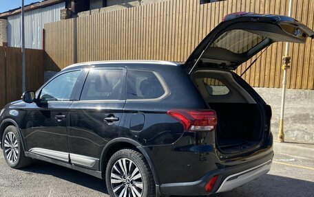 Mitsubishi Outlander III рестайлинг 3, 2019 год, 1 990 000 рублей, 6 фотография