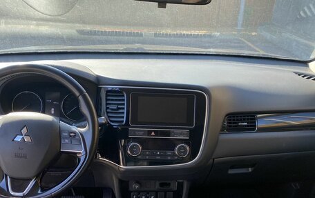 Mitsubishi Outlander III рестайлинг 3, 2019 год, 1 990 000 рублей, 11 фотография