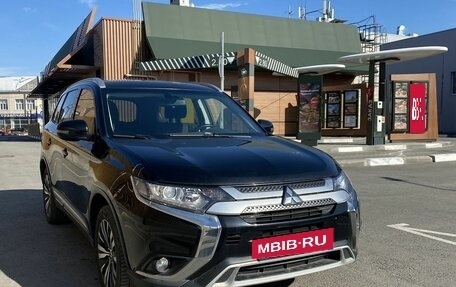 Mitsubishi Outlander III рестайлинг 3, 2019 год, 1 990 000 рублей, 3 фотография