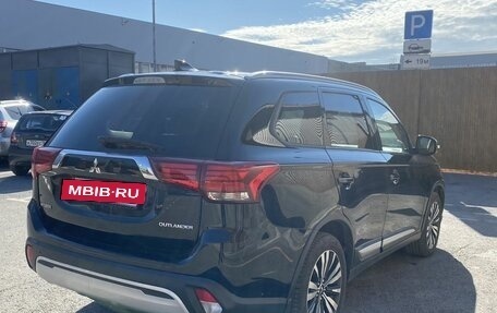 Mitsubishi Outlander III рестайлинг 3, 2019 год, 1 990 000 рублей, 4 фотография