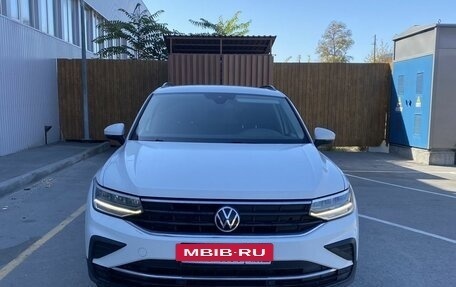 Volkswagen Tiguan II, 2021 год, 2 700 000 рублей, 2 фотография