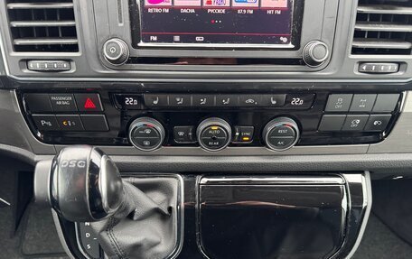 Volkswagen Multivan T6 рестайлинг, 2018 год, 3 800 000 рублей, 20 фотография