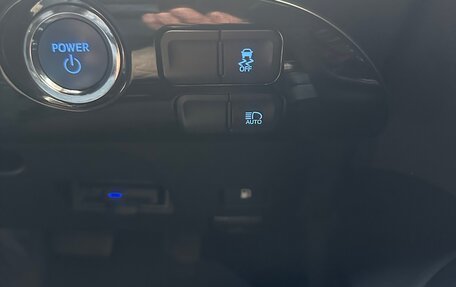 Toyota Prius IV XW50, 2017 год, 1 400 000 рублей, 8 фотография