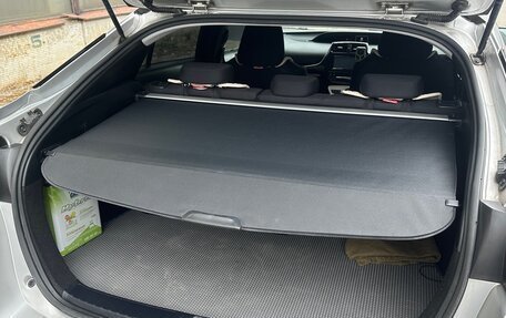 Toyota Prius IV XW50, 2017 год, 1 400 000 рублей, 11 фотография