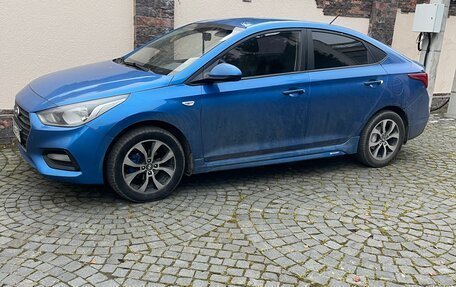 Hyundai Solaris II рестайлинг, 2018 год, 900 000 рублей, 1 фотография