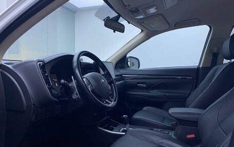 Mitsubishi Outlander III рестайлинг 3, 2017 год, 1 899 000 рублей, 20 фотография