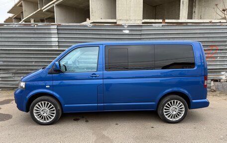 Volkswagen Caravelle T5, 2005 год, 1 100 000 рублей, 2 фотография