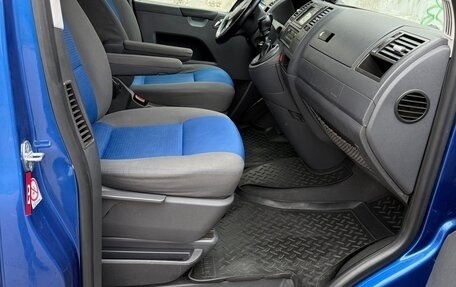 Volkswagen Caravelle T5, 2005 год, 1 100 000 рублей, 23 фотография