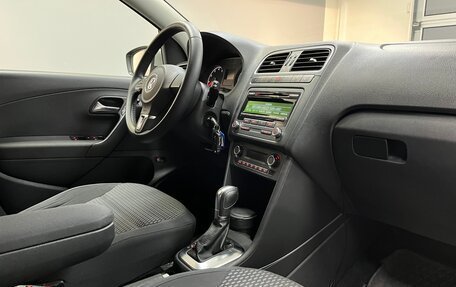 Volkswagen Polo VI (EU Market), 2012 год, 900 000 рублей, 18 фотография
