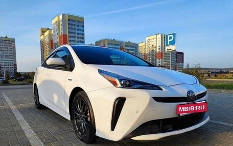 Toyota Prius IV XW50, 2019 год, 2 000 000 рублей, 2 фотография