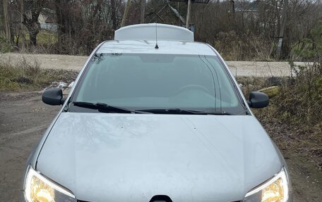 Renault Logan II, 2018 год, 565 000 рублей, 2 фотография