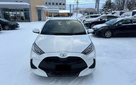 Toyota Yaris, 2022 год, 872 000 рублей, 2 фотография