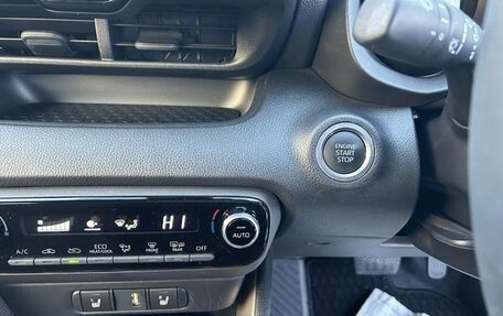 Toyota Yaris, 2022 год, 872 000 рублей, 13 фотография