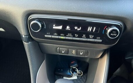 Toyota Yaris, 2022 год, 872 000 рублей, 15 фотография