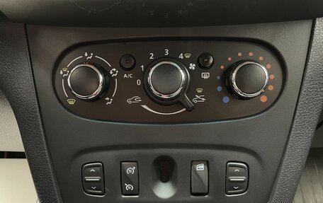 Renault Logan II, 2017 год, 797 000 рублей, 11 фотография