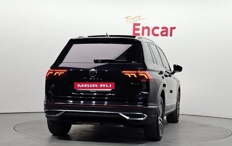 Volkswagen Tiguan II, 2022 год, 2 470 999 рублей, 3 фотография