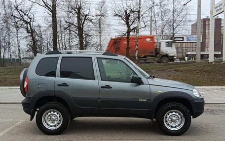 Chevrolet Niva I рестайлинг, 2017 год, 680 000 рублей, 5 фотография