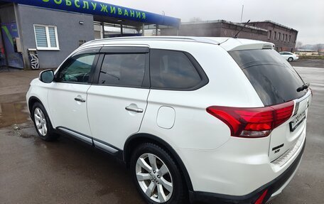 Mitsubishi Outlander III рестайлинг 3, 2016 год, 1 780 000 рублей, 11 фотография