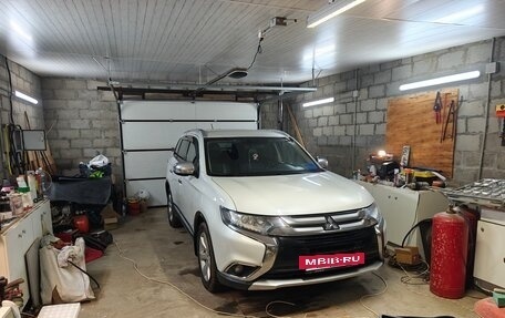 Mitsubishi Outlander III рестайлинг 3, 2016 год, 1 780 000 рублей, 29 фотография