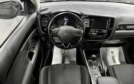 Mitsubishi Outlander III рестайлинг 3, 2018 год, 1 995 000 рублей, 12 фотография