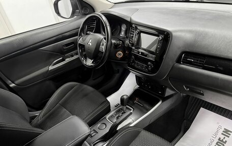 Mitsubishi Outlander III рестайлинг 3, 2018 год, 1 995 000 рублей, 14 фотография