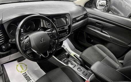 Mitsubishi Outlander III рестайлинг 3, 2018 год, 1 995 000 рублей, 9 фотография